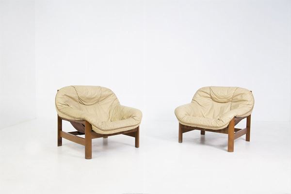 Coppia di poltrone in legno e pelle beige