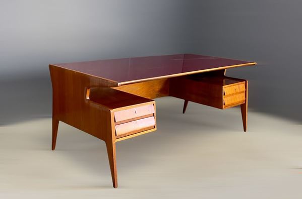 Desk produced by DASSI