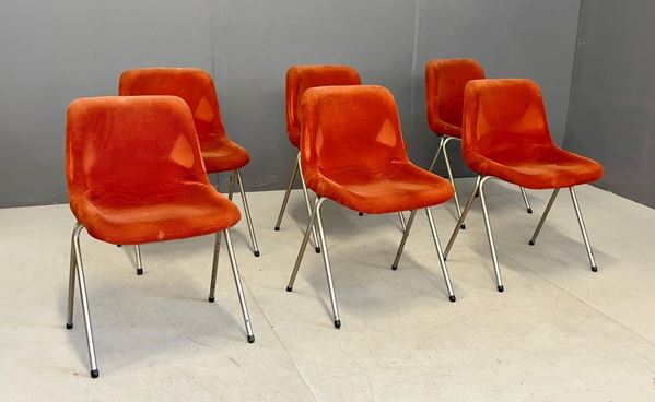 Sei sedie in metallo cromato, materiale plastico e tessuto rosso