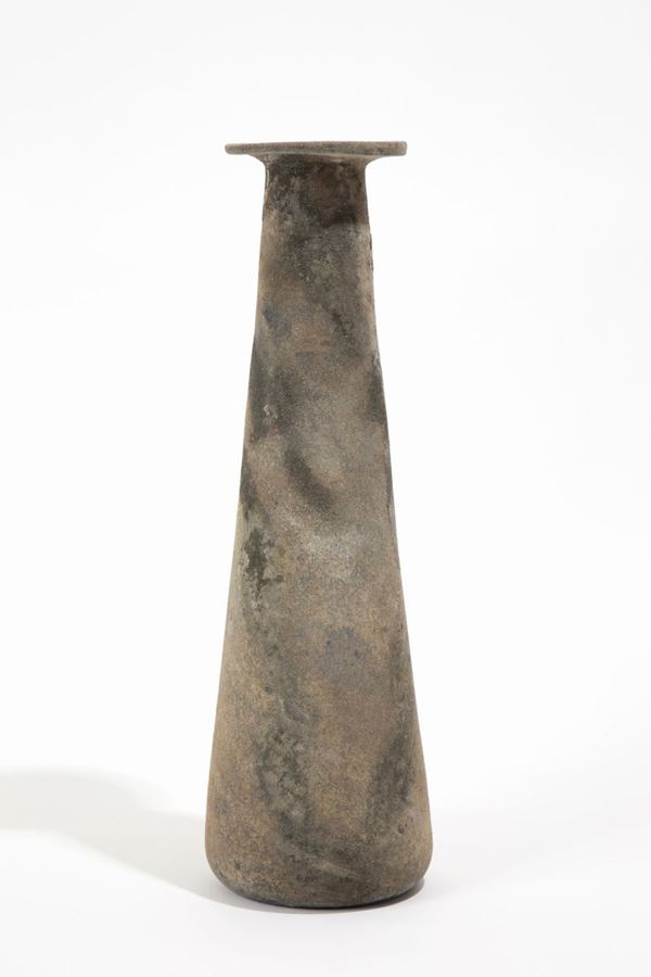 Vase in antiqued glass paste