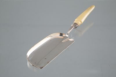 Oggetto decorativo, Raccogli briciole in argento, XVIII secolo (gr. 200 ca.)