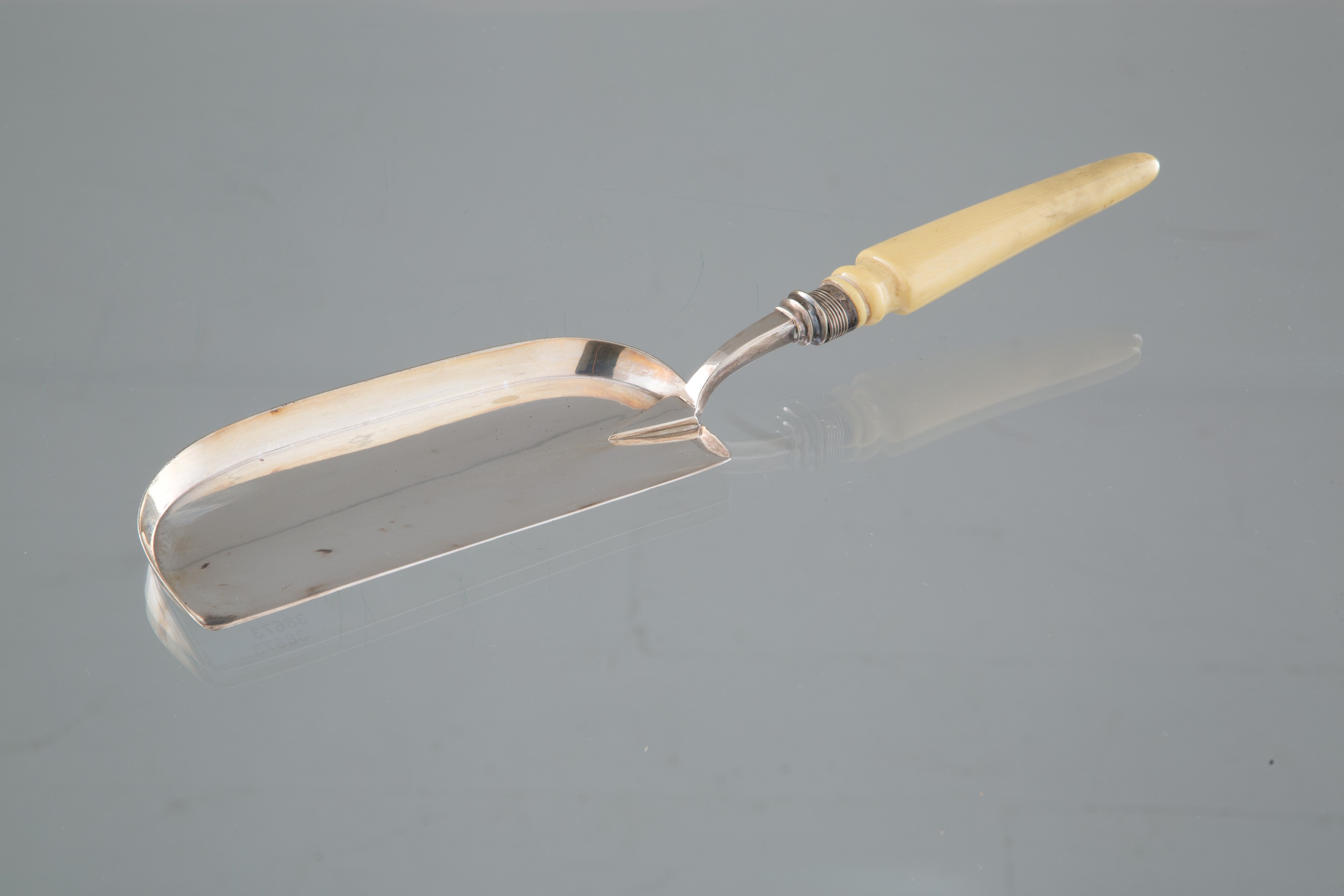 Oggetto decorativo, Raccogli briciole in argento, XVIII secolo (gr. 200 ca.)