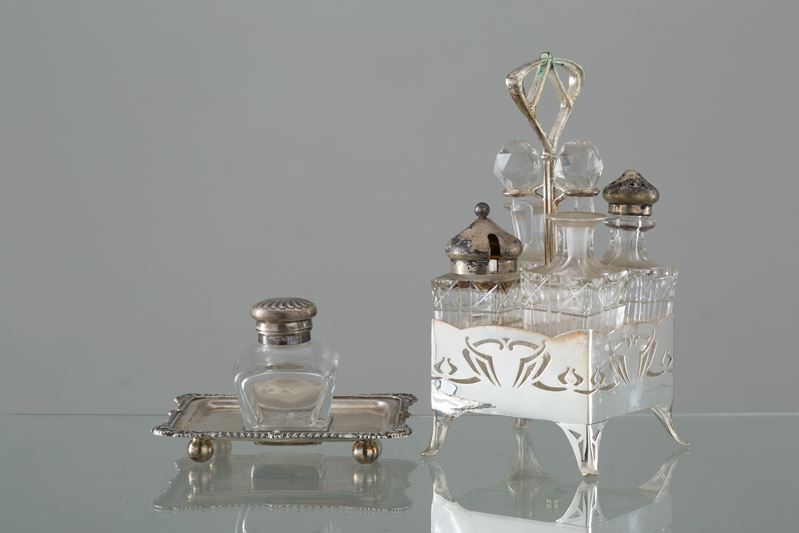 Set da toilette, oliera, ampolle e calamaio in argento e cristallo
