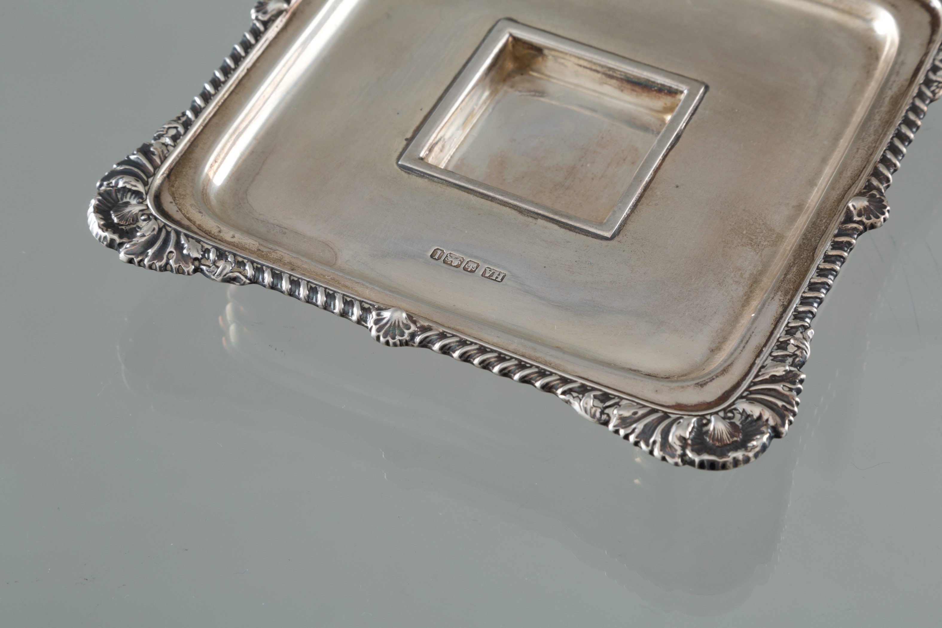Set da toilette, oliera, ampolle e calamaio in argento e cristallo