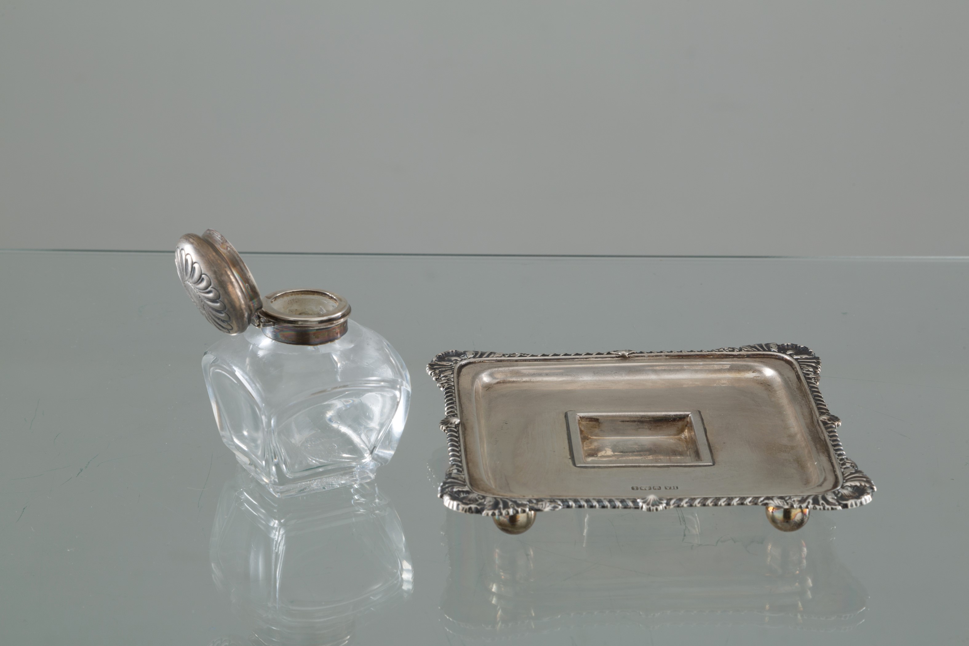 Set da toilette, oliera, ampolle e calamaio in argento e cristallo
