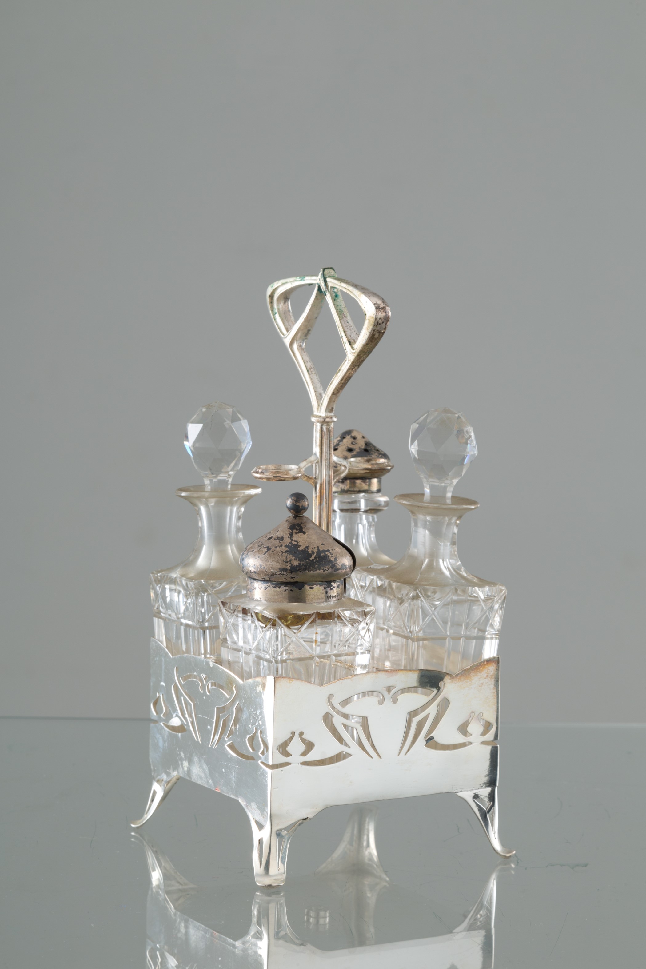 Set da toilette, oliera, ampolle e calamaio in argento e cristallo
