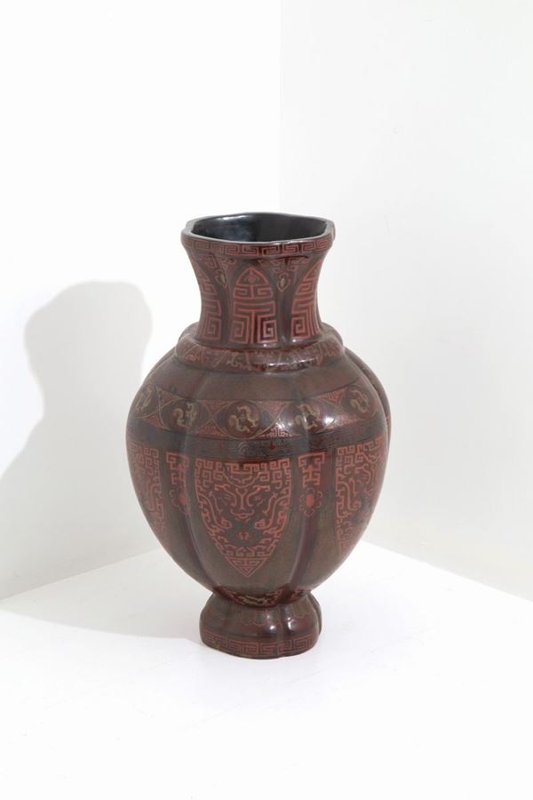 Important wooden vase