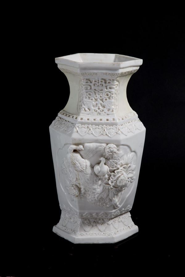 Vaso with high relief