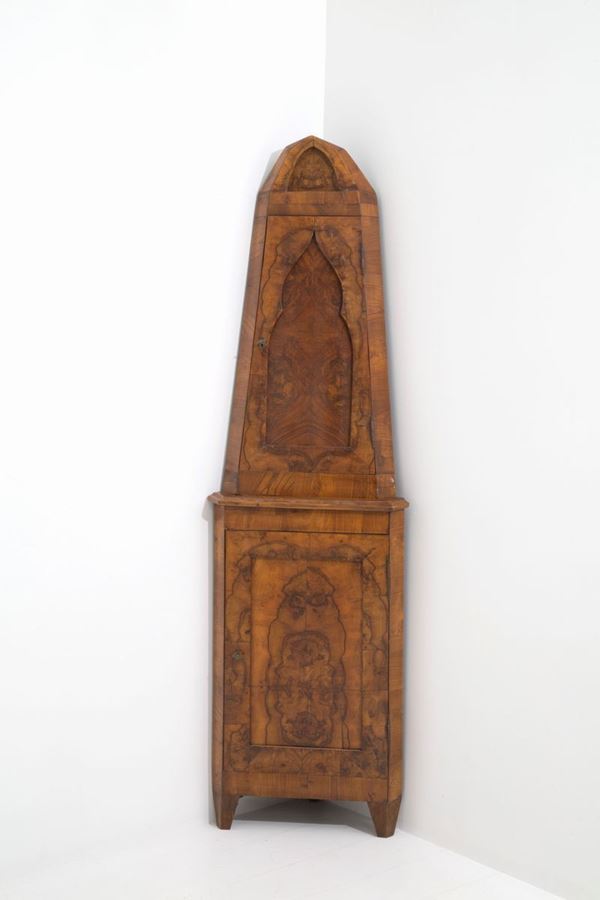 Corner cupboard