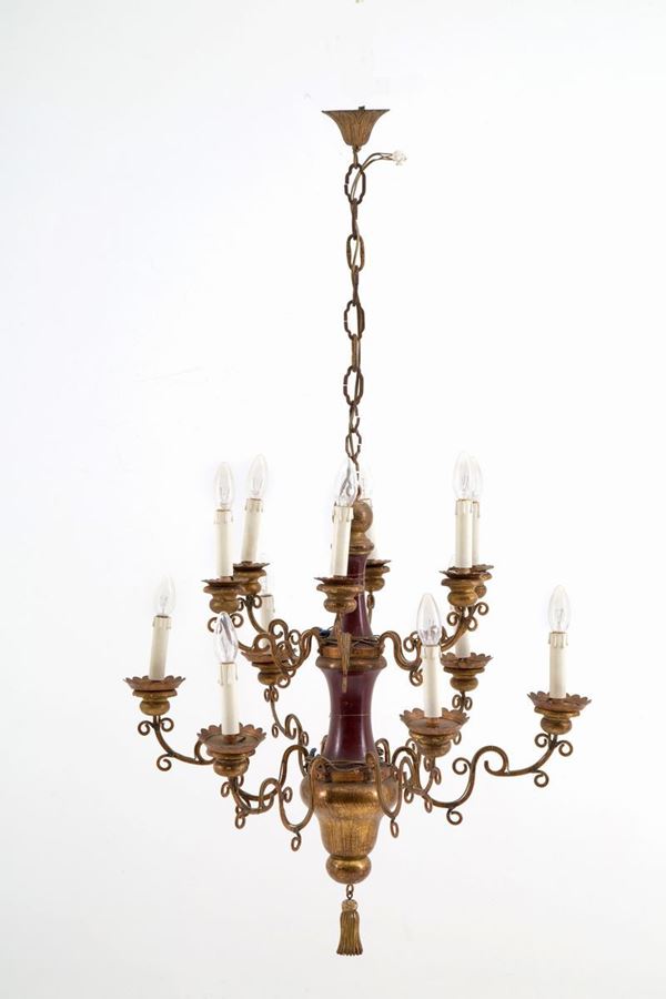 Lampadario in legno e ferro dorato