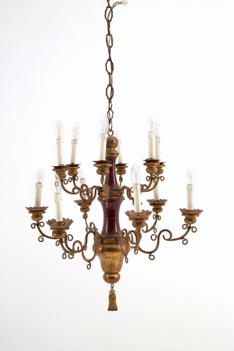 Lampadario in legno e ferro dorato