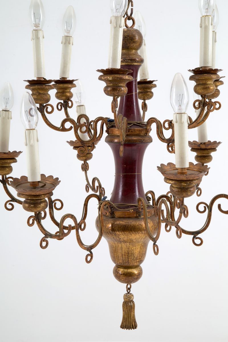 Lampadario in legno e ferro dorato