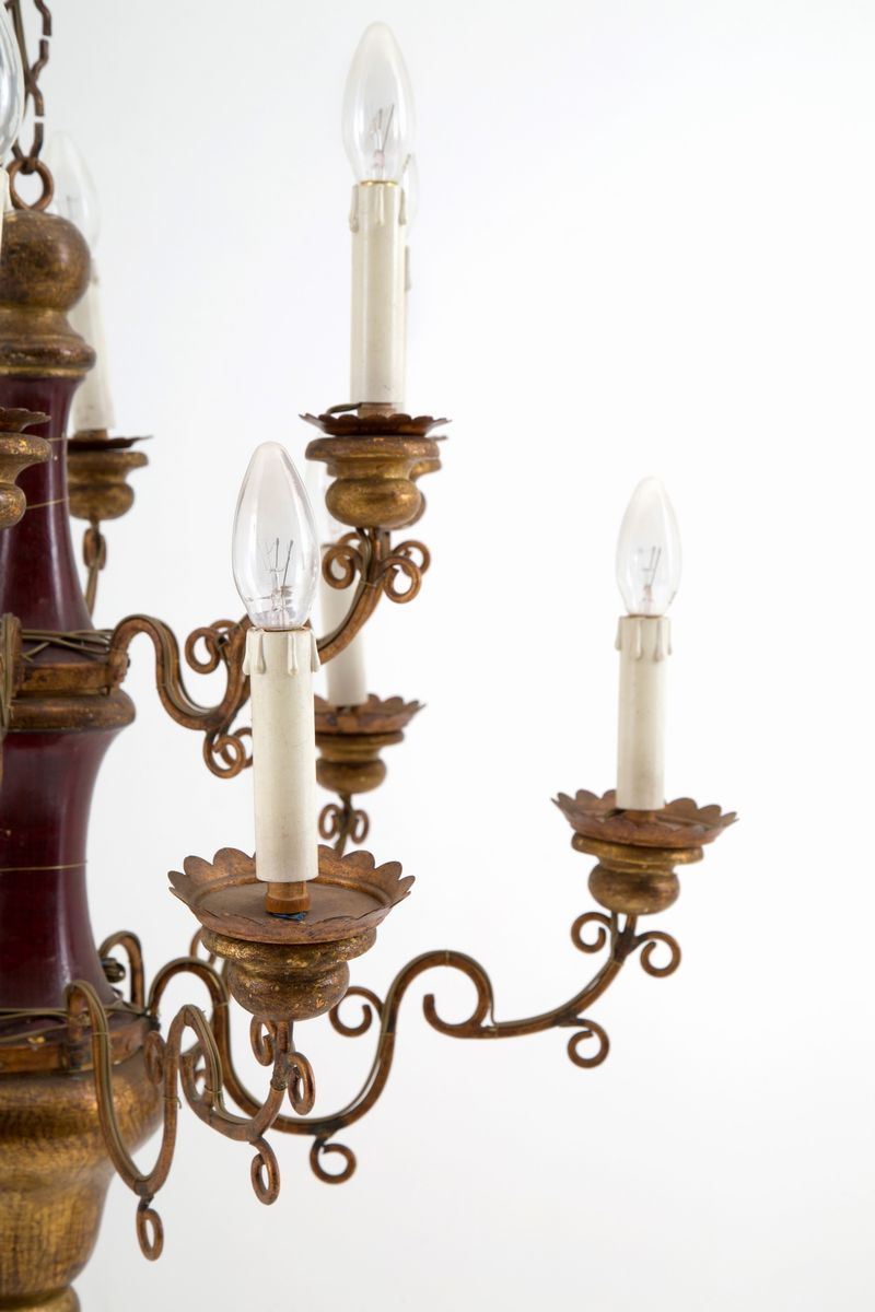 Lampadario in legno e ferro dorato