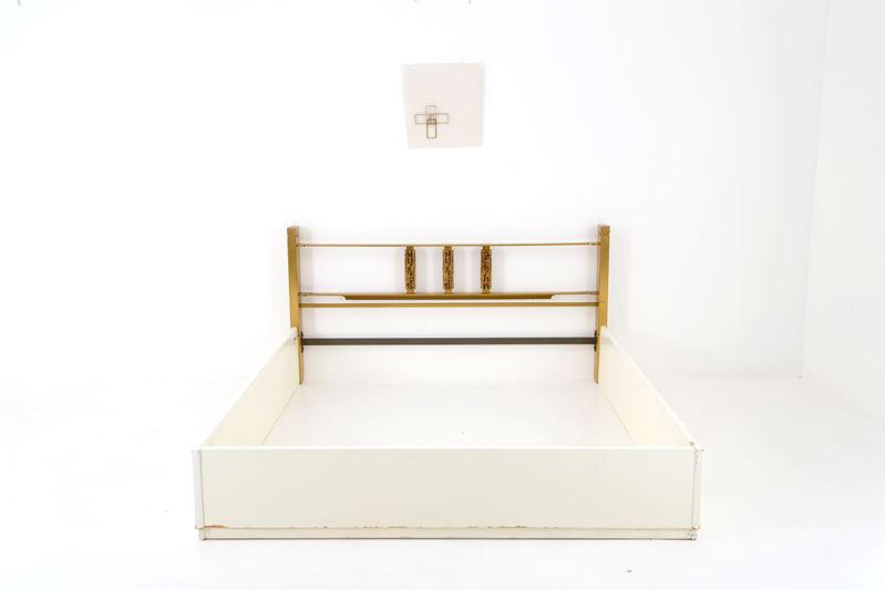 Luciano Frigerio - Letto con Crocifisso