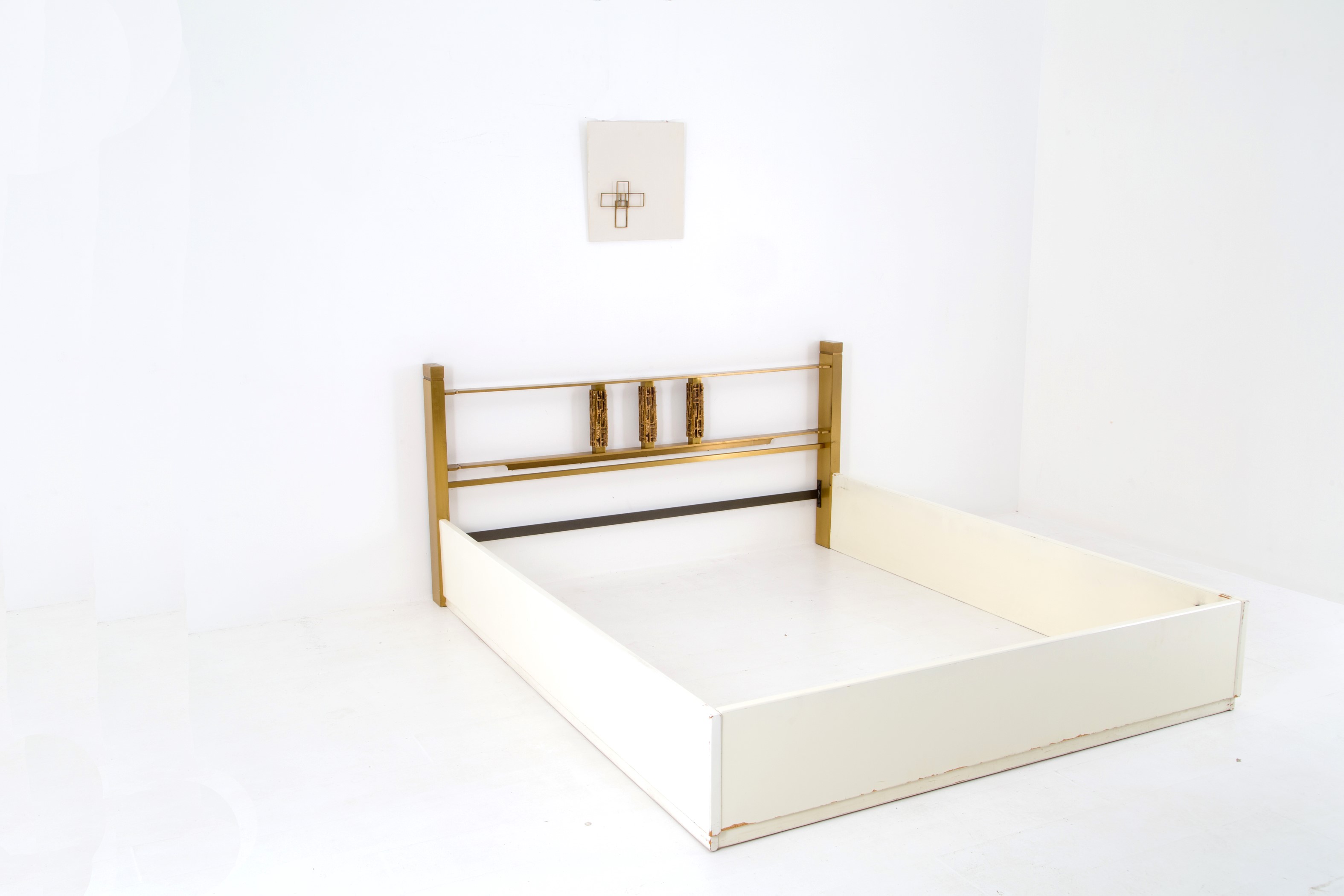 Luciano Frigerio - Letto con Crocifisso