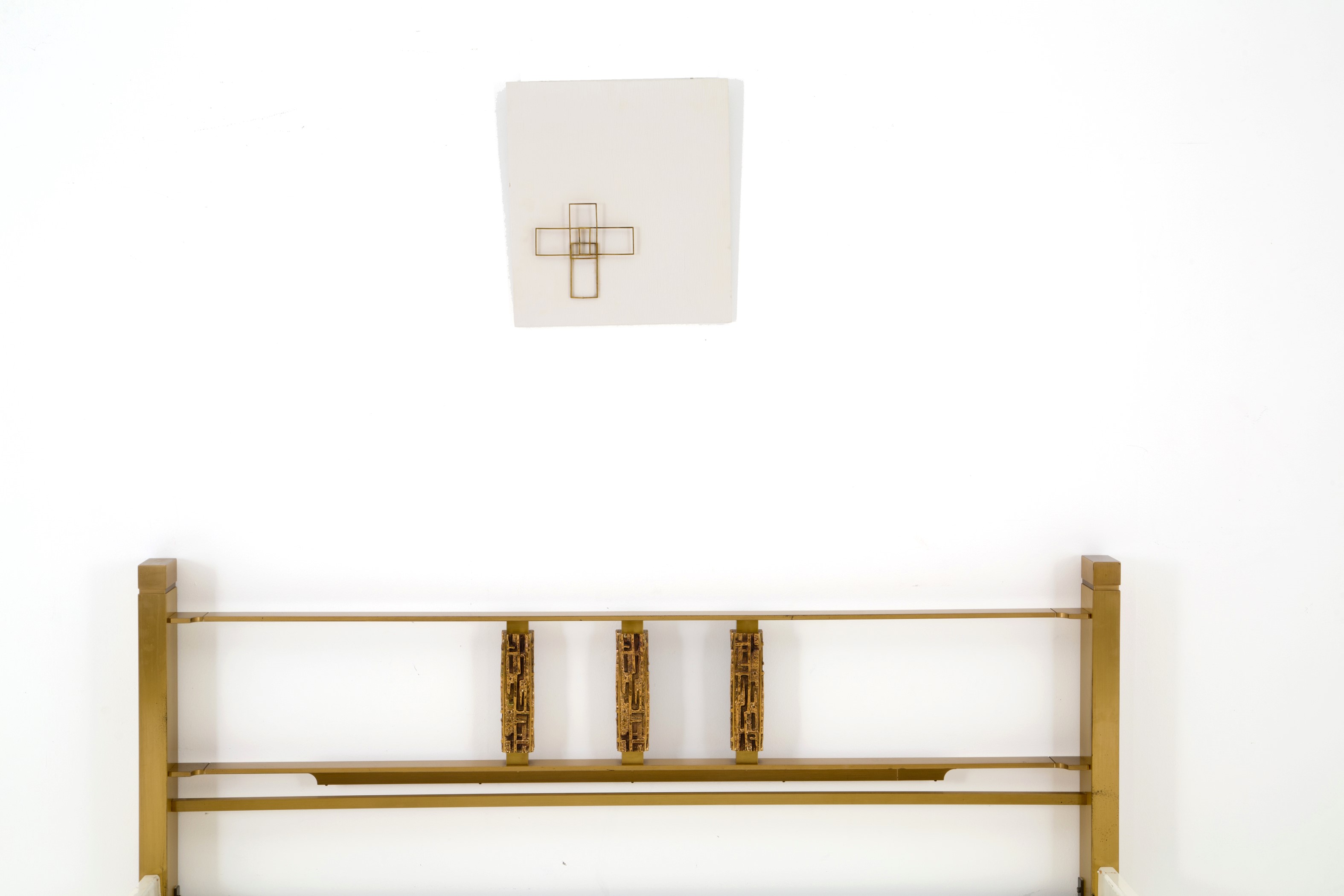 Luciano Frigerio - Letto con Crocifisso