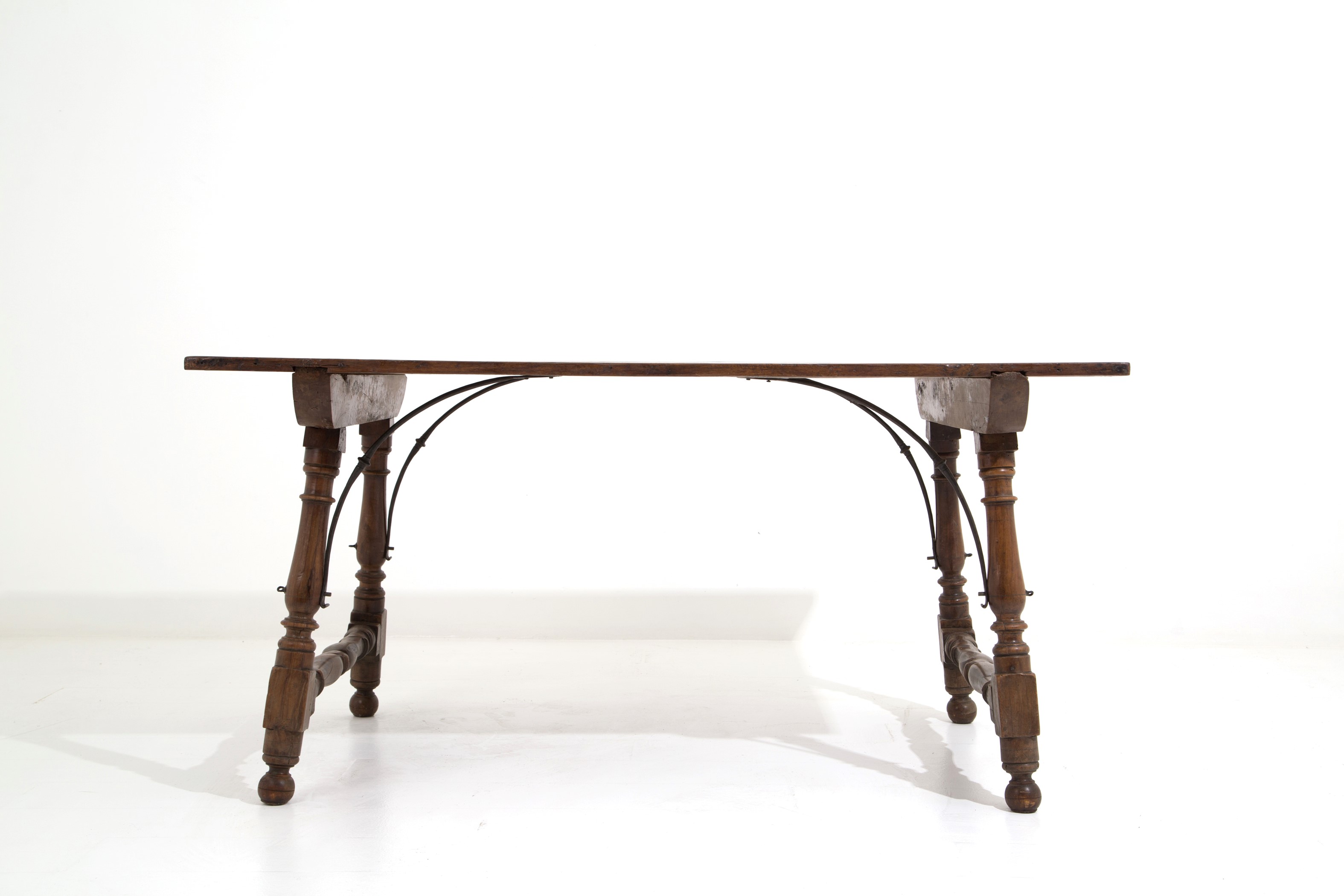 Tavolo con gambe tornite