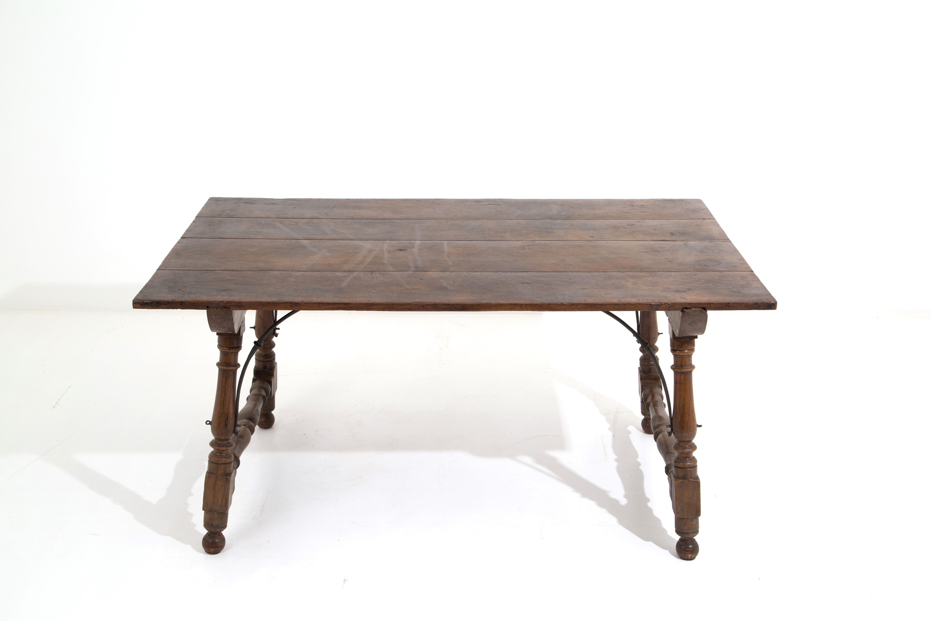 Tavolo con gambe tornite