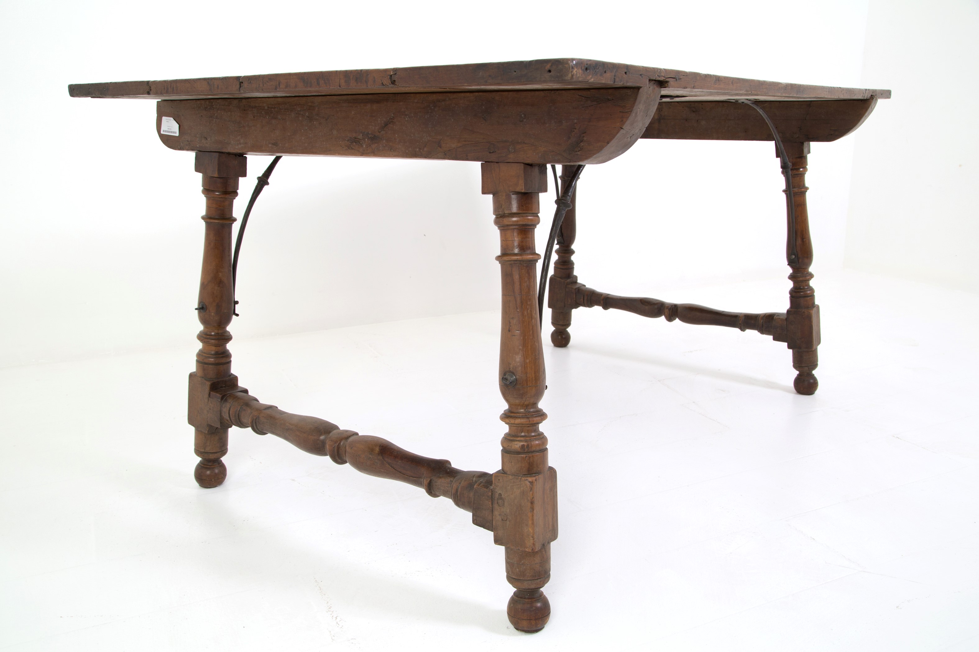 Tavolo con gambe tornite