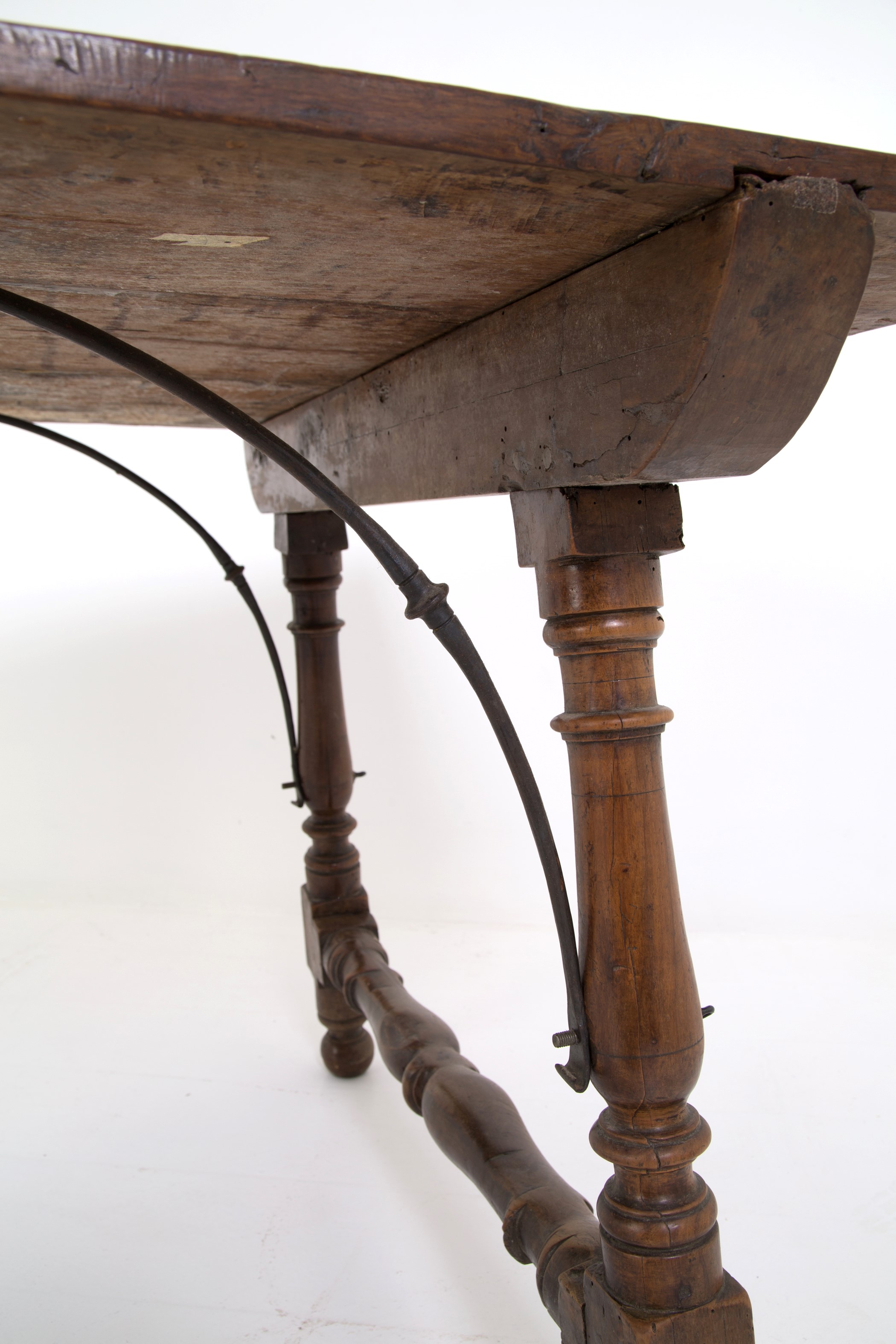 Tavolo con gambe tornite