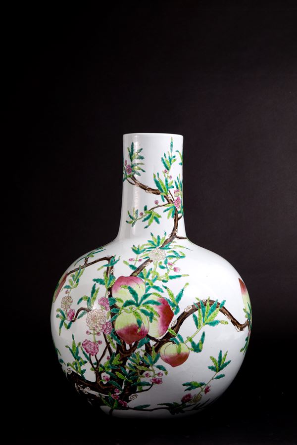 Tianqiuping "nine peaches" vase