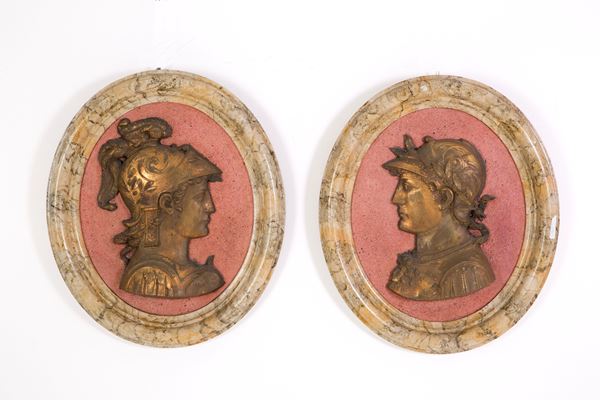 Coppia di medaglioni ovali in bronzo dorato