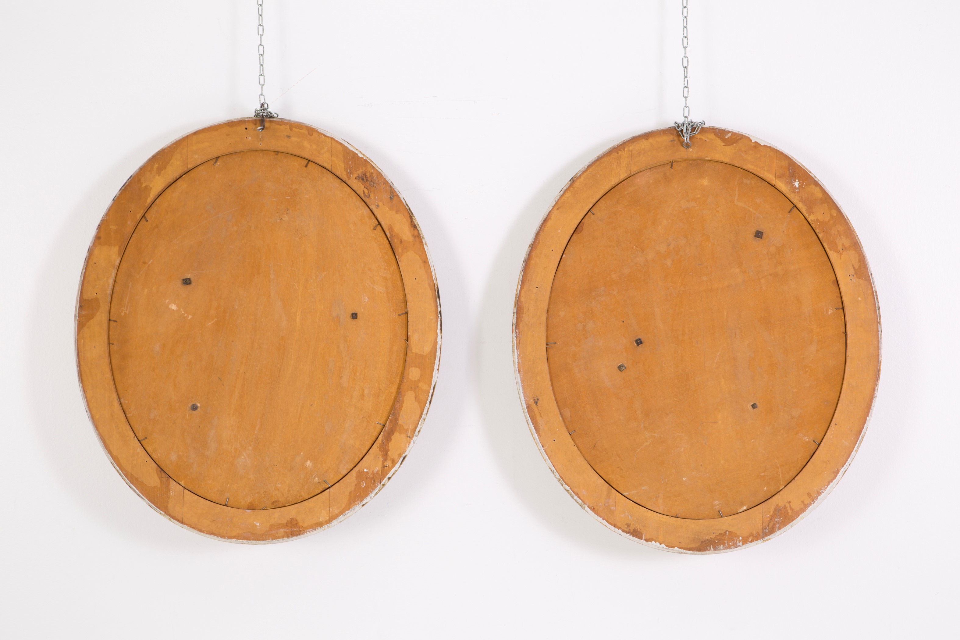 Coppia di medaglioni ovali in bronzo dorato