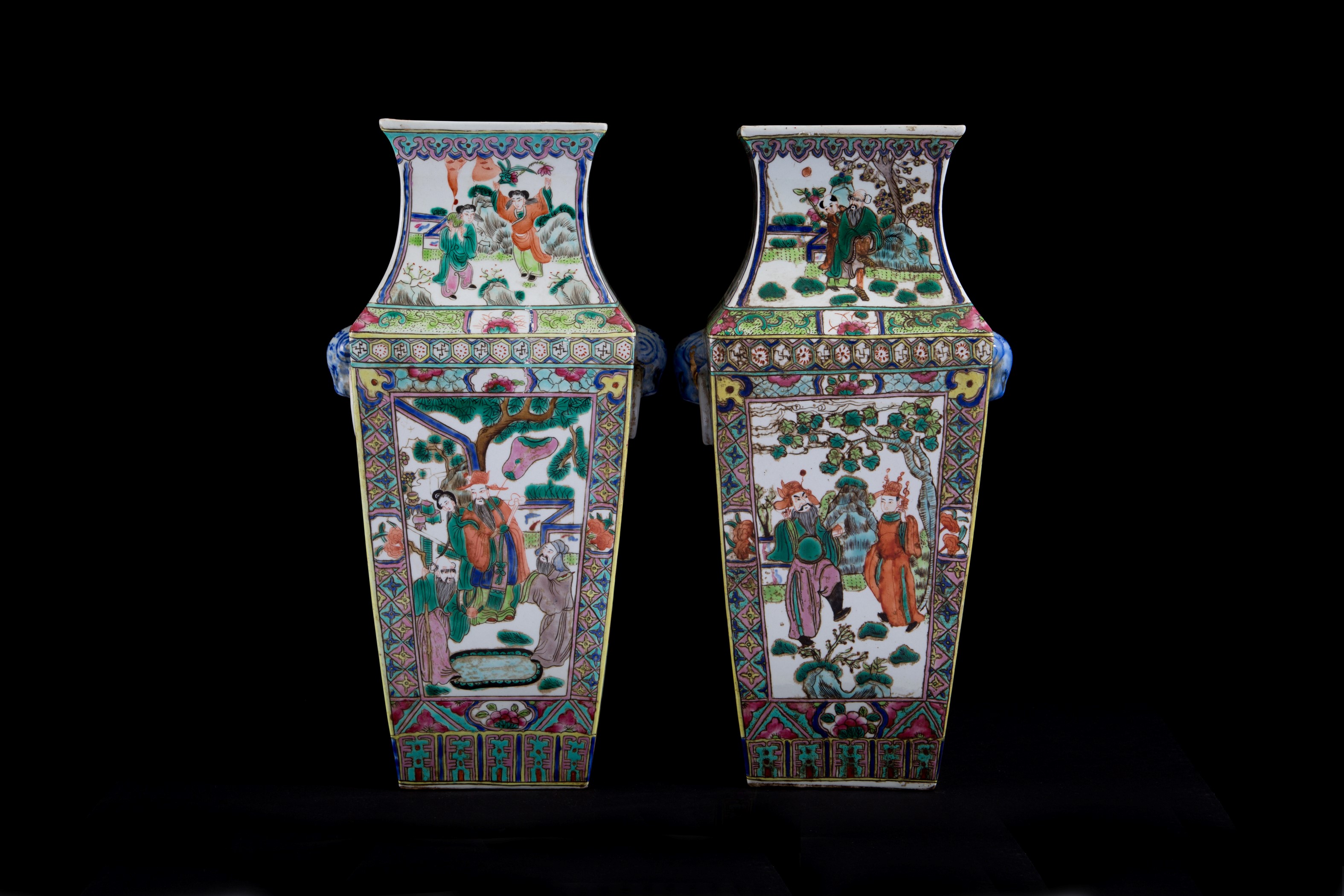 Coppia di vasi in porcellana