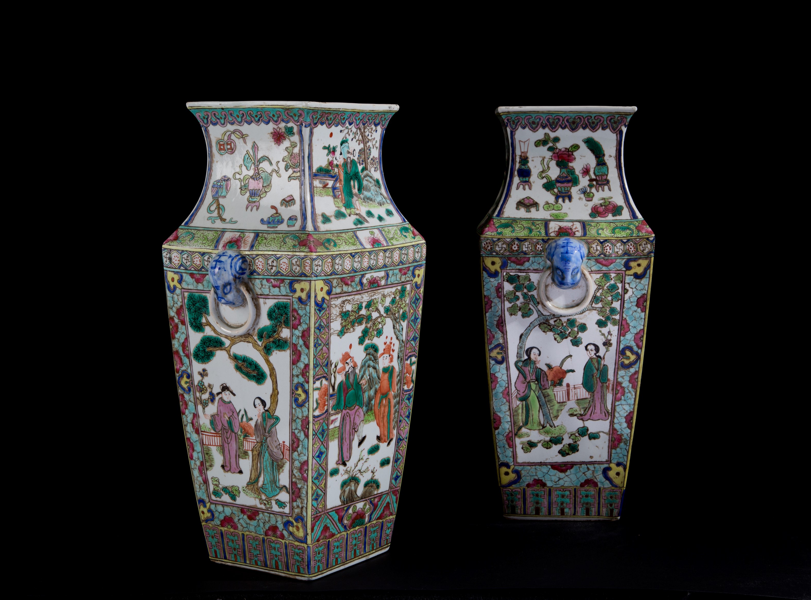 Coppia di vasi in porcellana