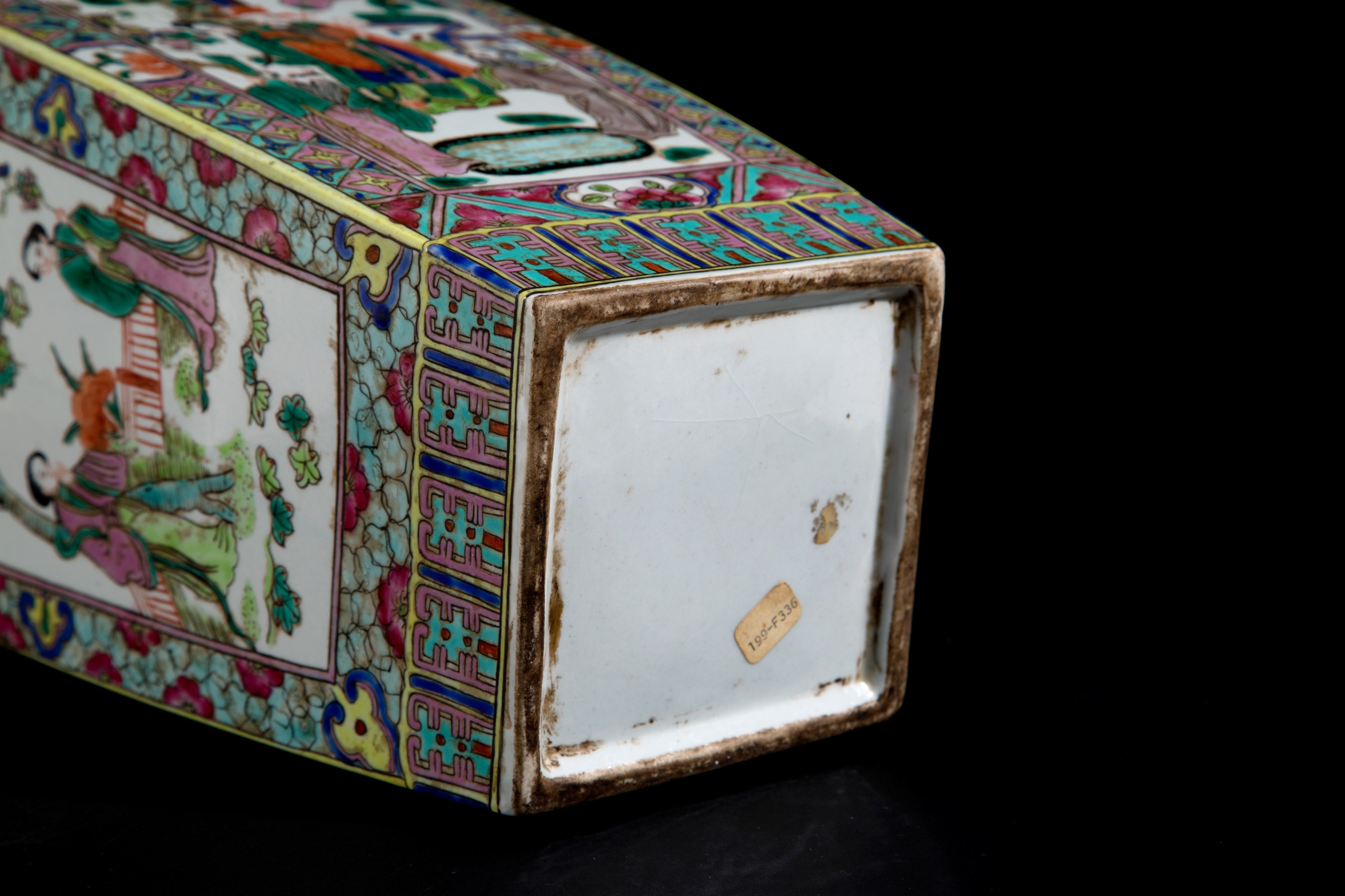 Coppia di vasi in porcellana