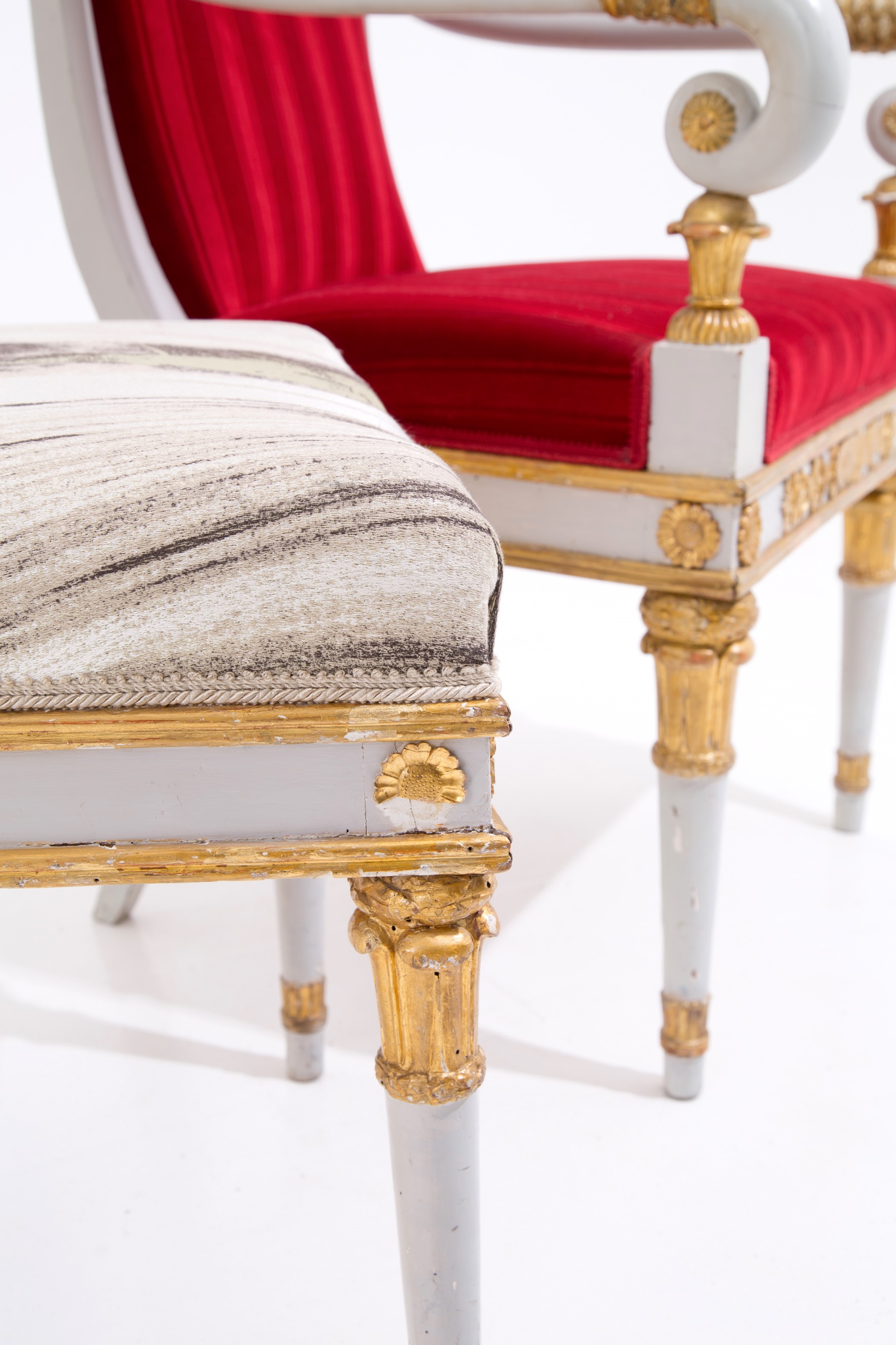 Coppia di poltrone e due sedie