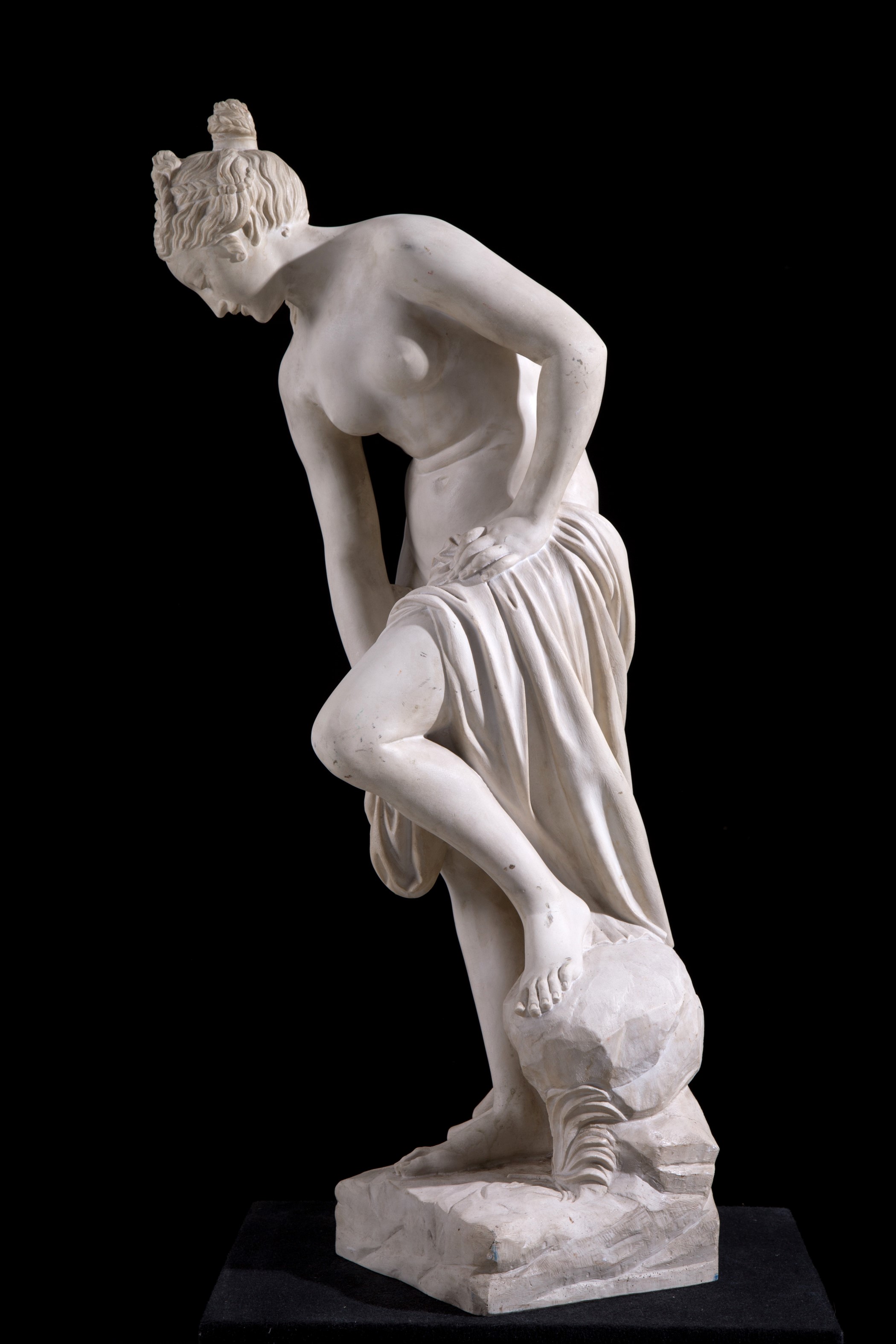 Scultura in pasta di marmo "VENERE AL BAGNO"