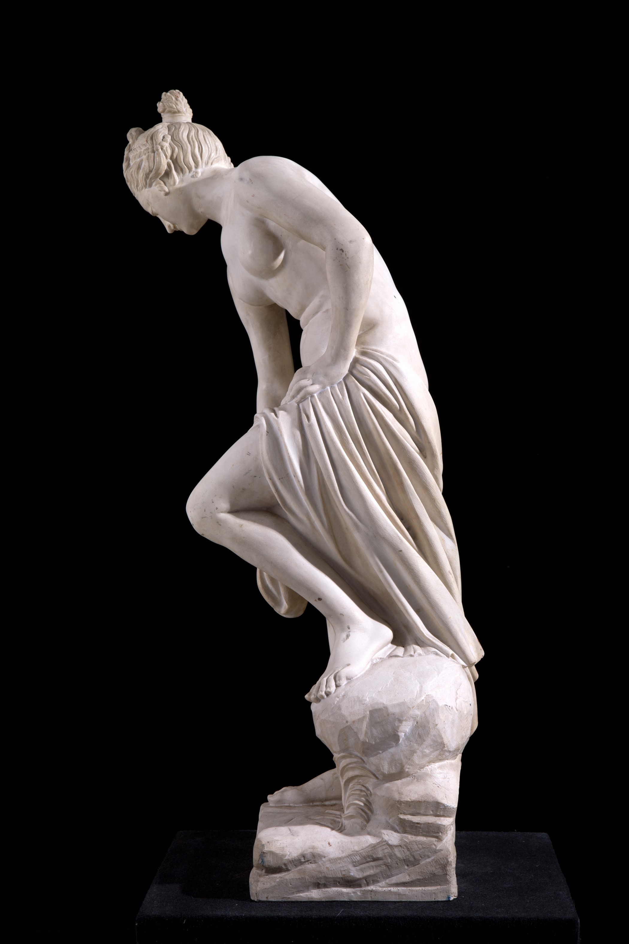Scultura in pasta di marmo "VENERE AL BAGNO"