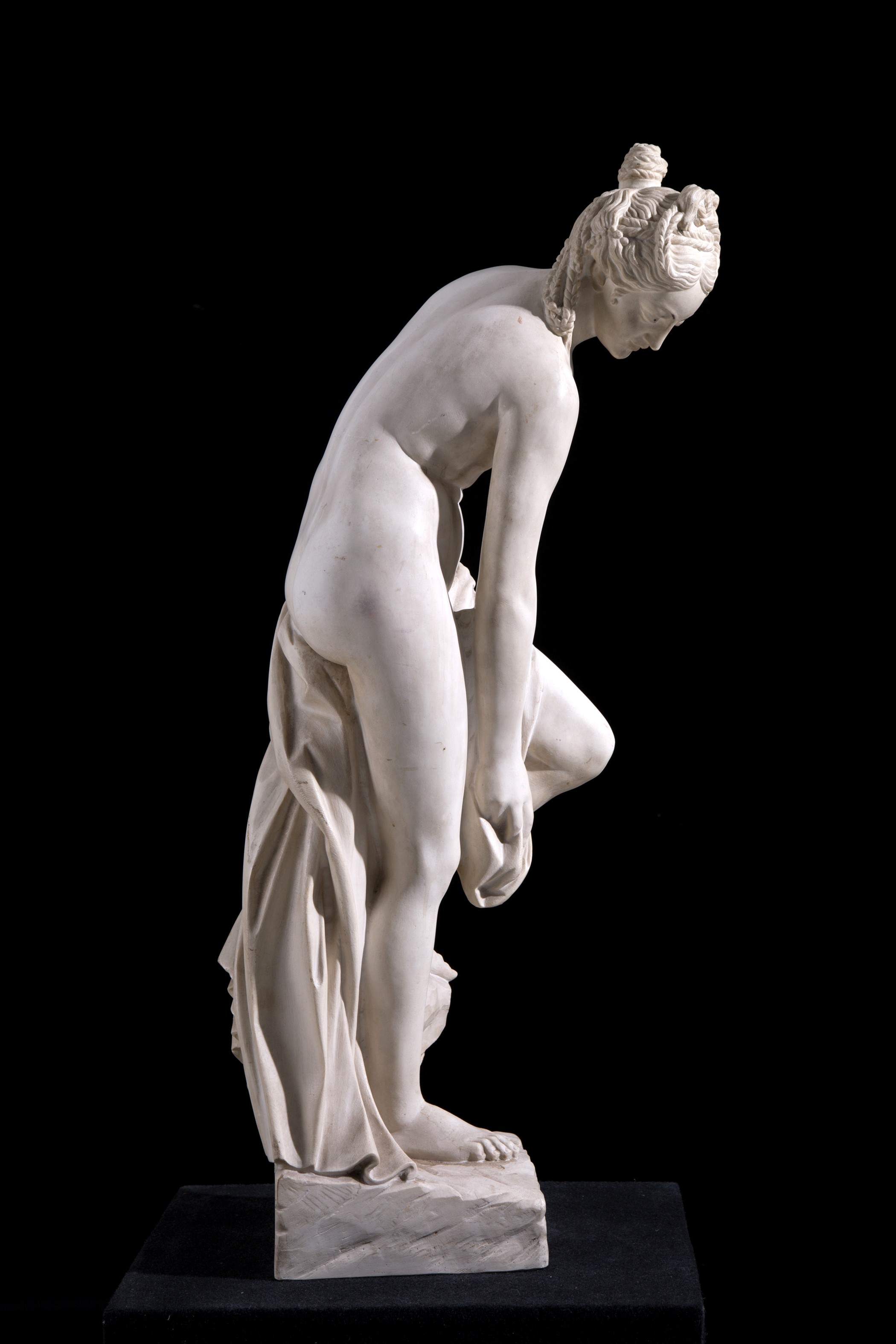 Scultura in pasta di marmo "VENERE AL BAGNO"