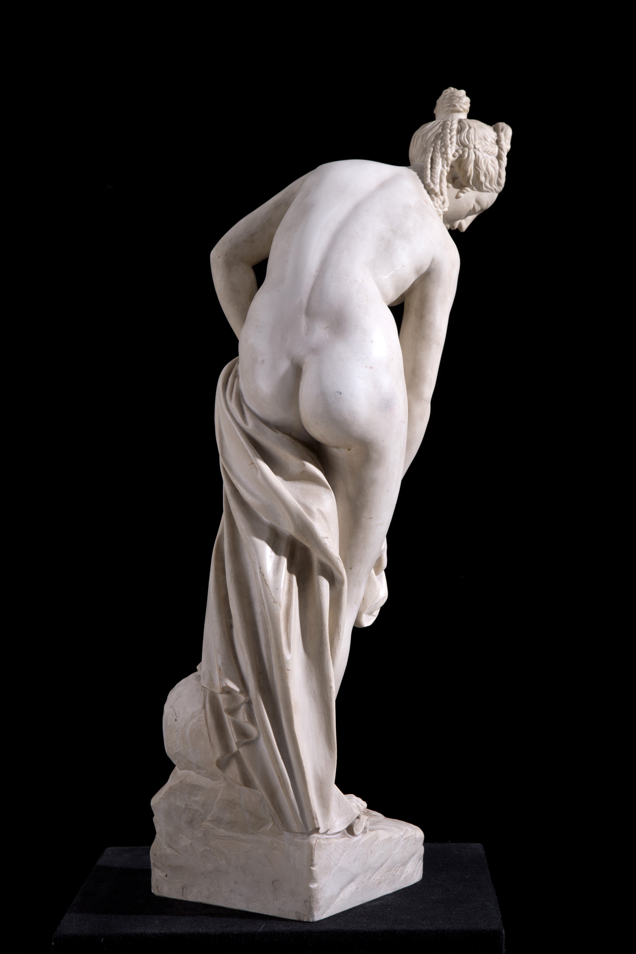 Scultura in pasta di marmo "VENERE AL BAGNO"