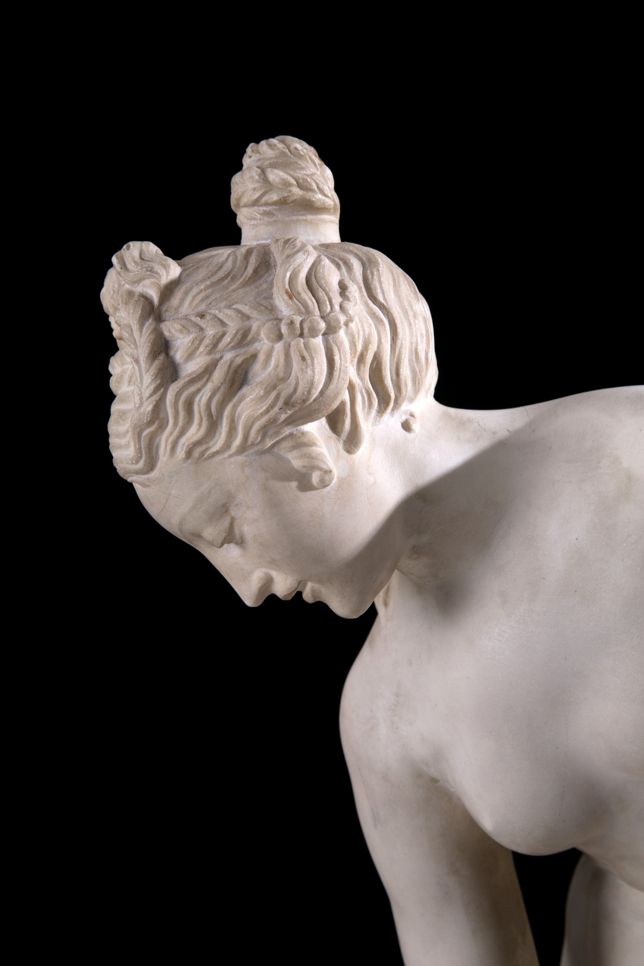 Scultura in pasta di marmo "VENERE AL BAGNO"