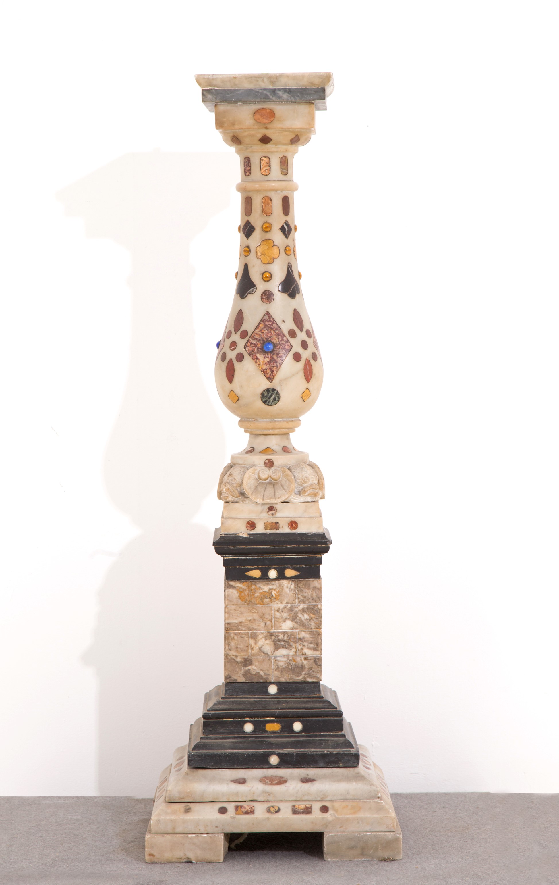 Colonna in marmo e pietre dure