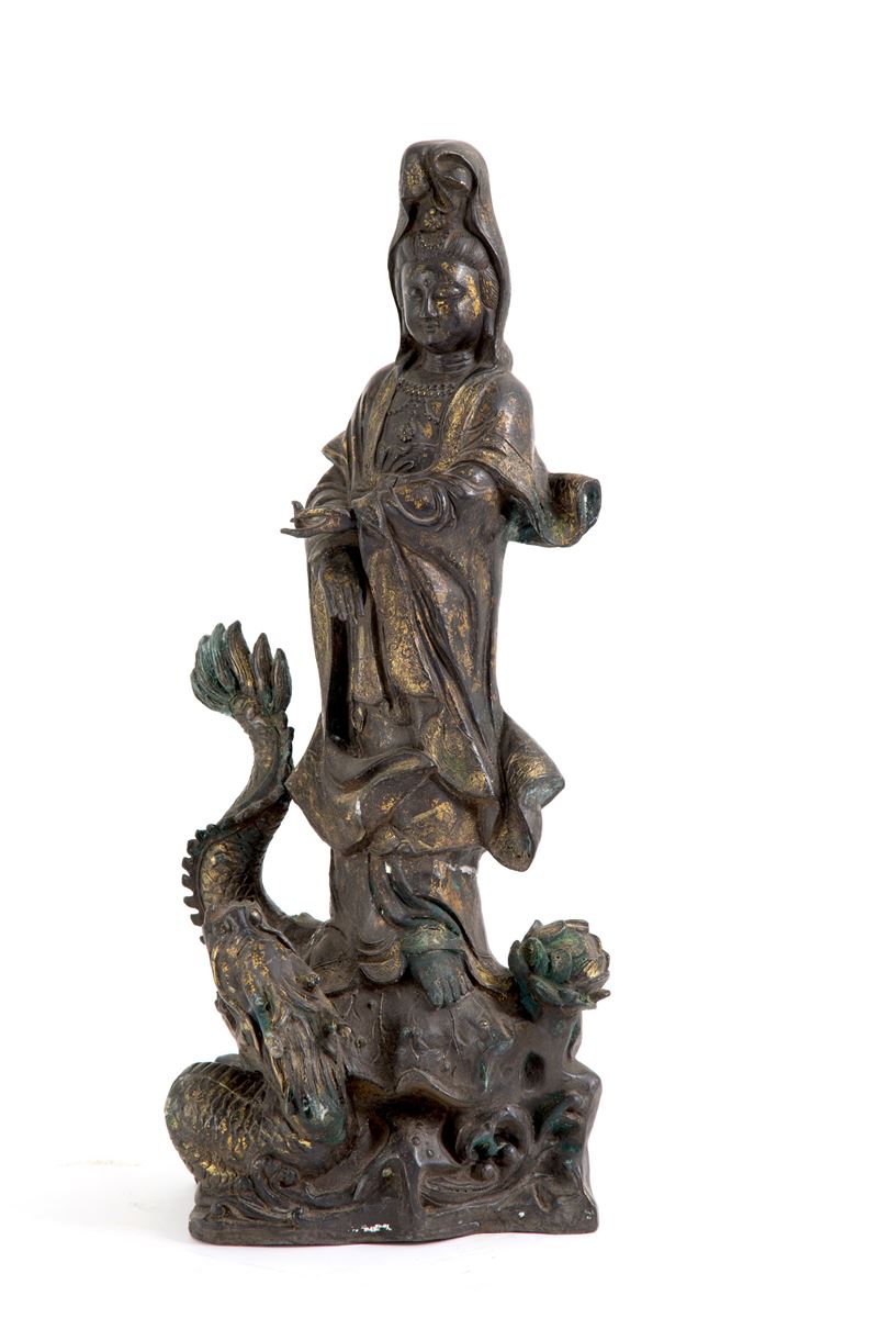Scultura in bronzo "GUANYN SU UN DRAGO"