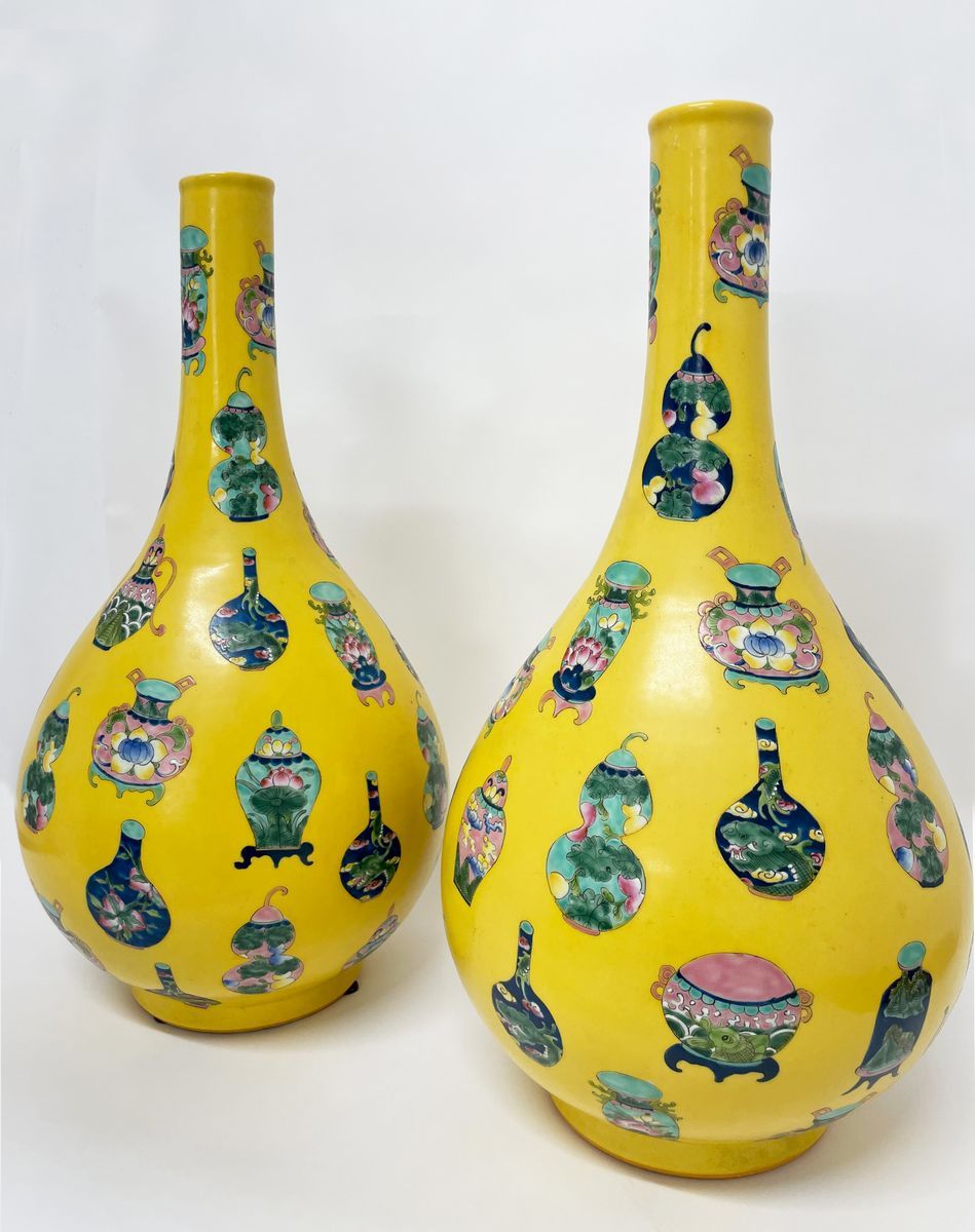 Coppia di vasi a fondo giallo