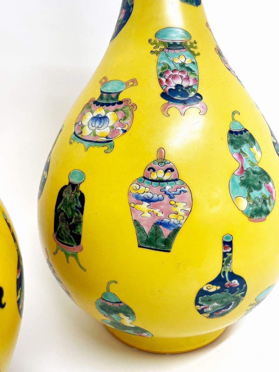 Coppia di vasi a fondo giallo