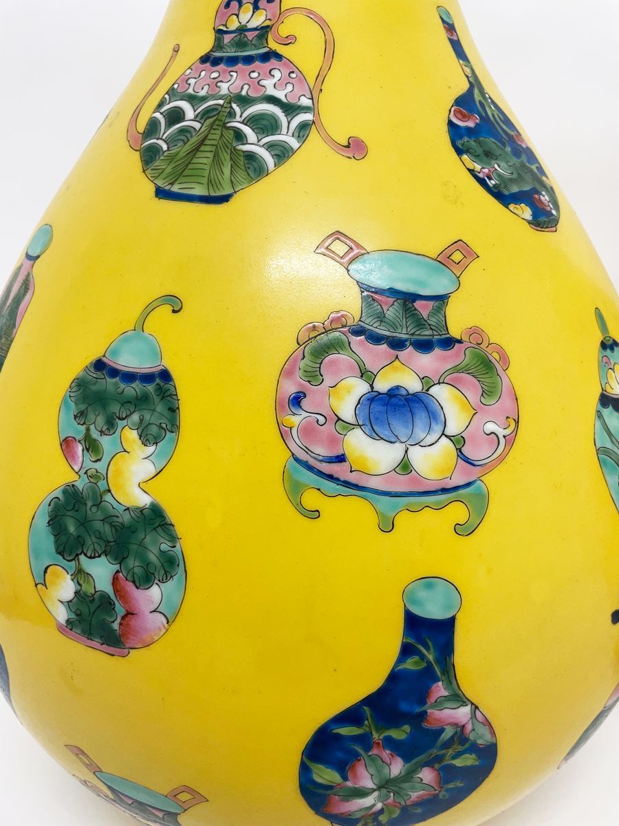 Coppia di vasi a fondo giallo