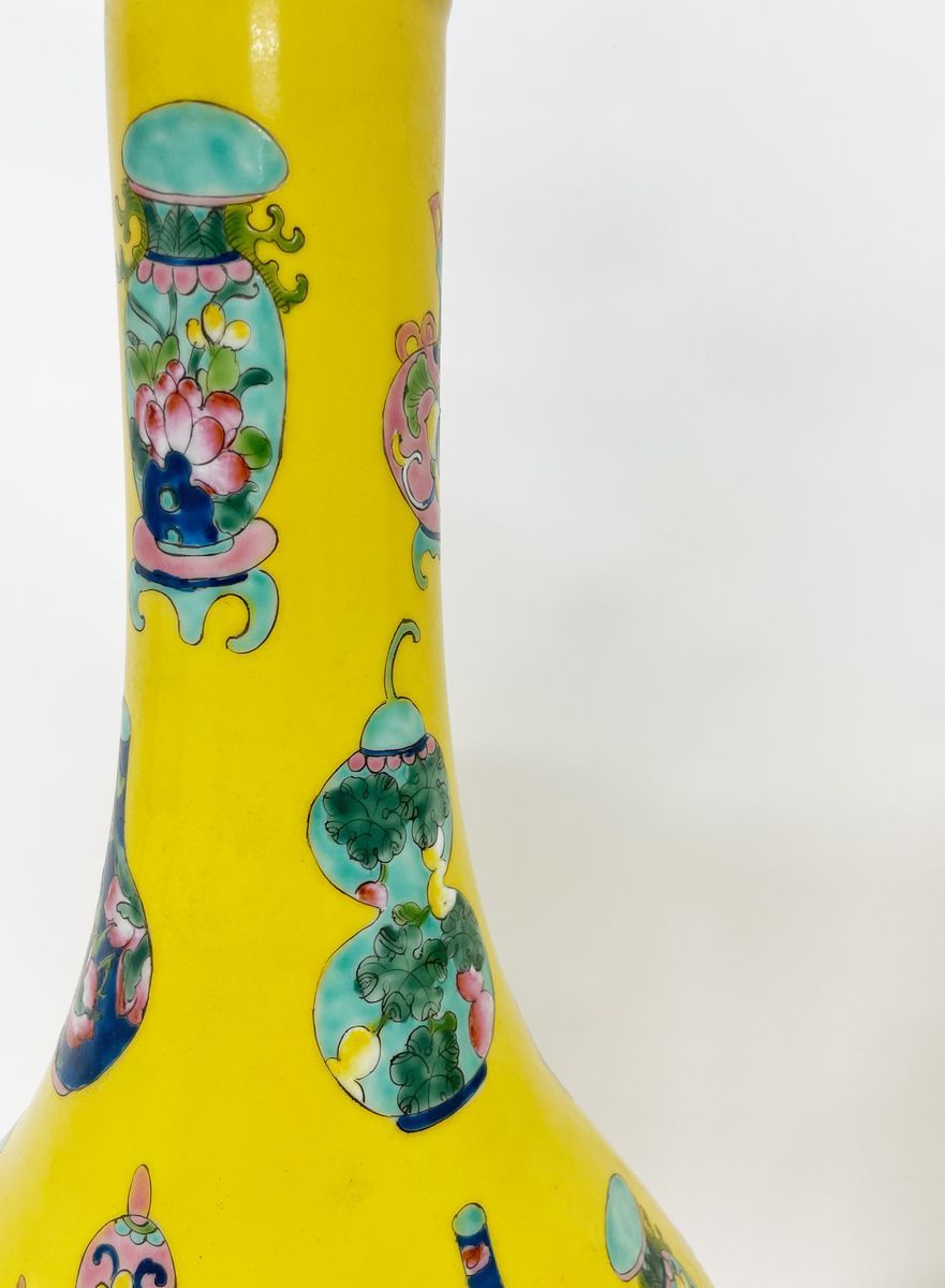 Coppia di vasi a fondo giallo