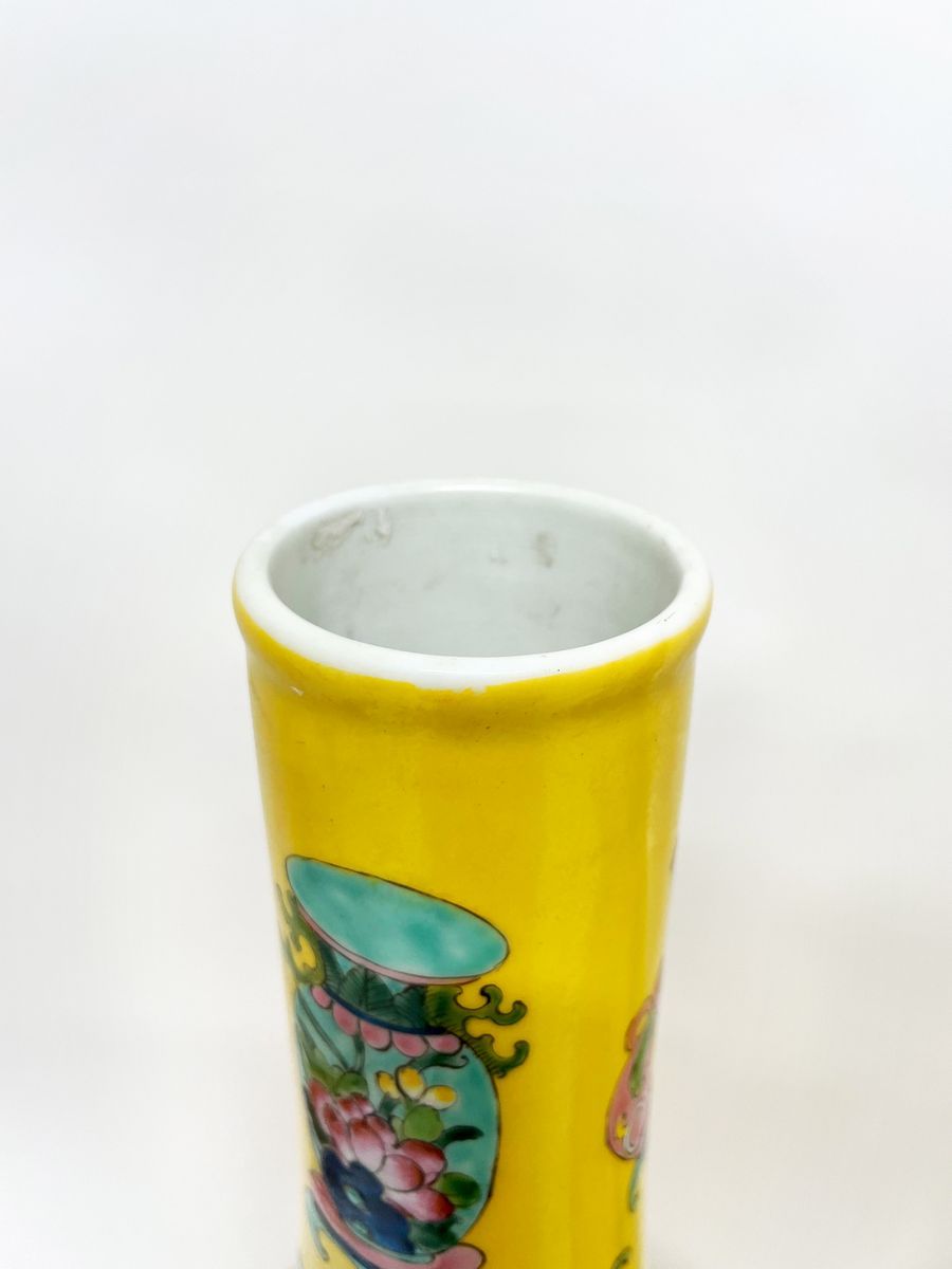 Coppia di vasi a fondo giallo