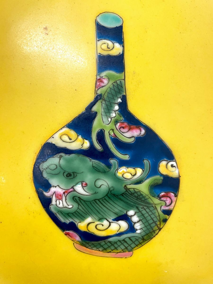 Coppia di vasi a fondo giallo