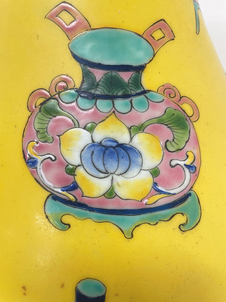 Coppia di vasi a fondo giallo