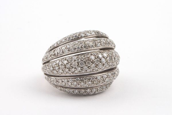 Anello in oro bianco con brillanti