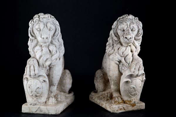 Due sculture in agglomerato "LEONI"