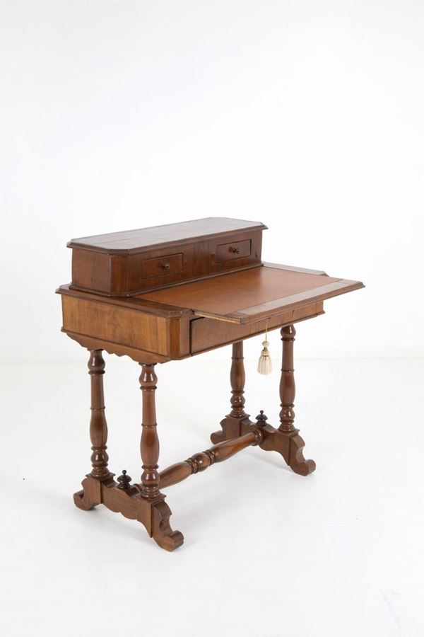 Writing desk with pull-out top