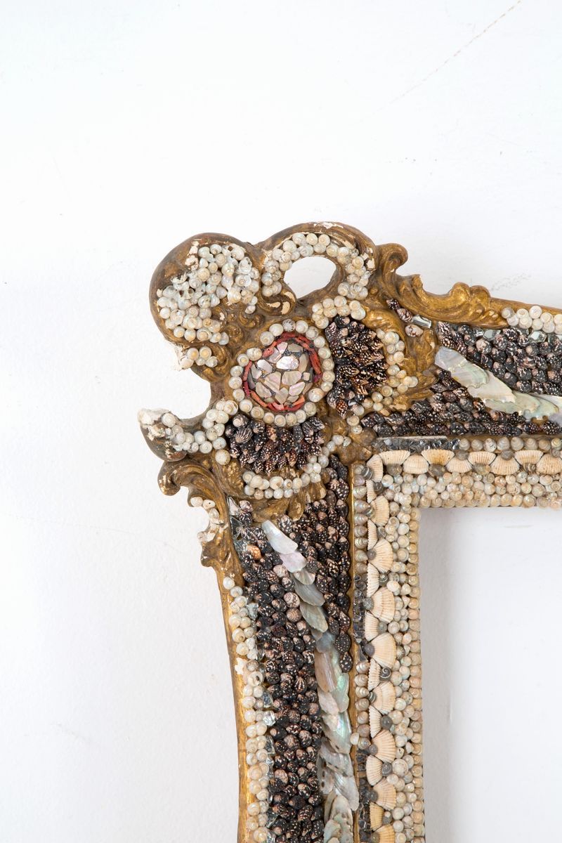 Cornice Decorata con Conchiglie