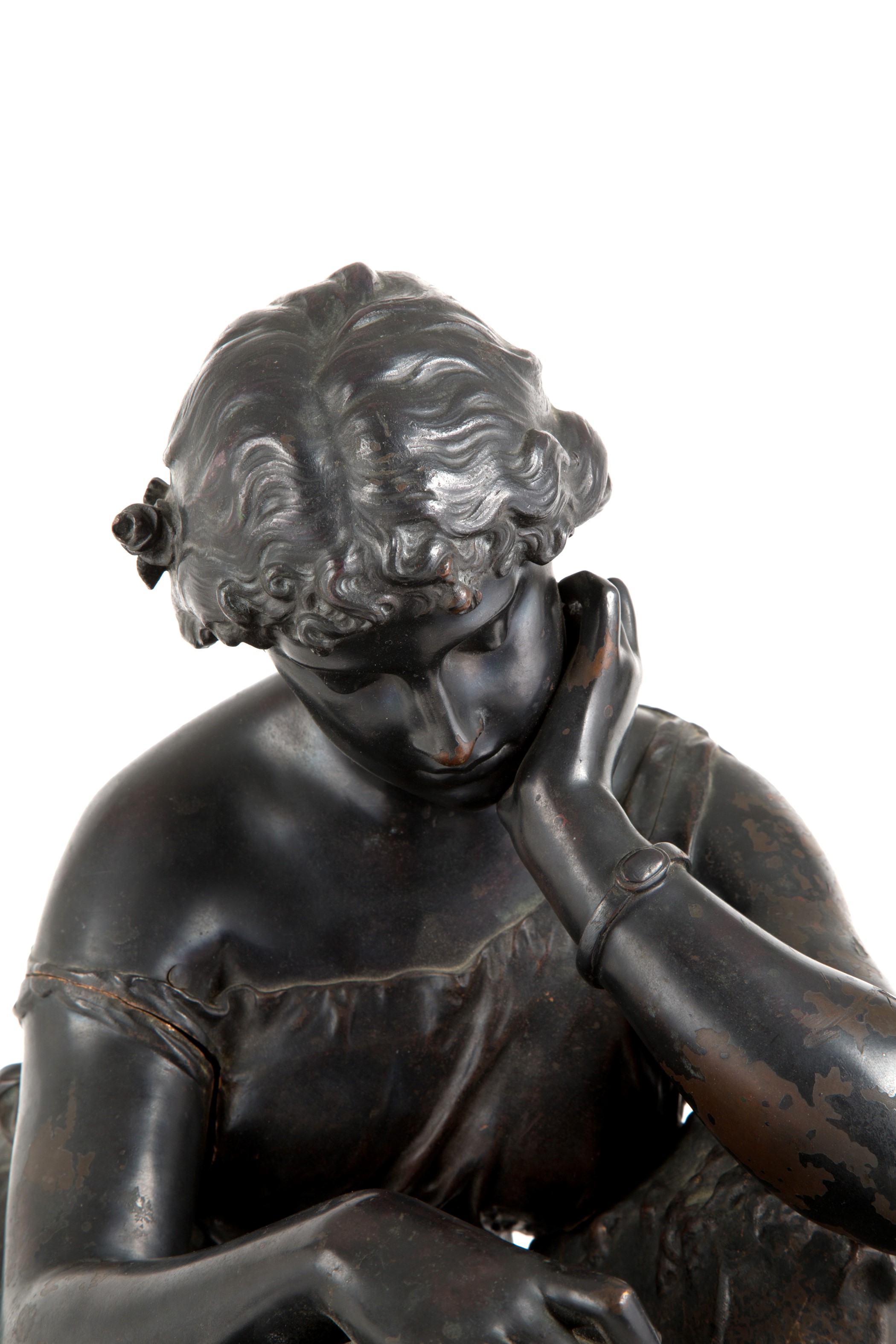 Scultura in bronzo "DONNA IN LETTURA"